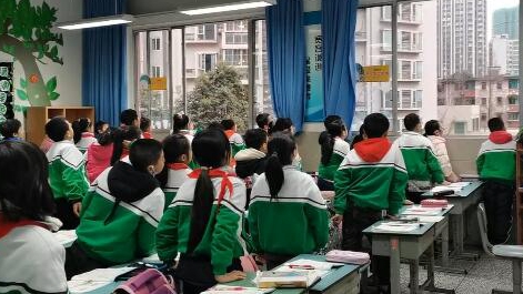 課上到一半，同學(xué)們卻把頭望向了外面！校長(zhǎng)說(shuō)：點(diǎn)贊！
