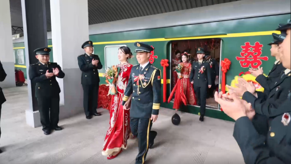火車當(dāng)&ldquo;婚車&rdquo;，東風(fēng)快遞員最有排面的&ldquo;幸福軍列&rdquo;