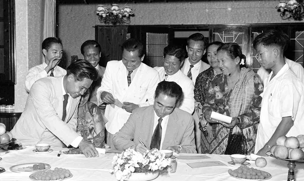 1955年4月25日，為迎接亞非會(huì)議而組織的萬隆人民委員會(huì)的代表請(qǐng)周恩來總理簽名留念。