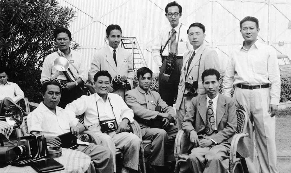 新華社記者錢嗣杰（站立者右二）在采訪會(huì)議開幕式后和外國(guó)記者在會(huì)場(chǎng)外休息。