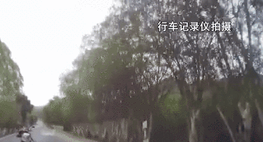 廣西環(huán)江：少年騎摩托&ldquo;炫技&rdquo;撞上小車彈飛30米