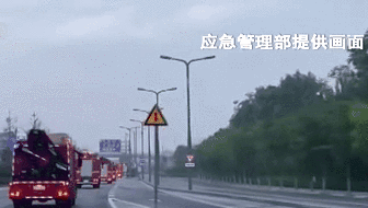 暴雨中 他們&ldquo;逆流而上&rdquo;：跨省救援！7省1800名消防員增援河南