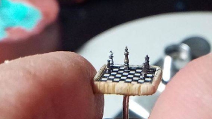比指甲蓋還??！ 土耳其微雕藝術(shù)家雕出超小國(guó)際象棋