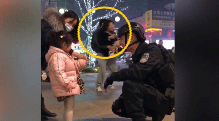 女子被特警圈粉蹲地拍照不想走，男友接下來的舉動(dòng)驚呆網(wǎng)友