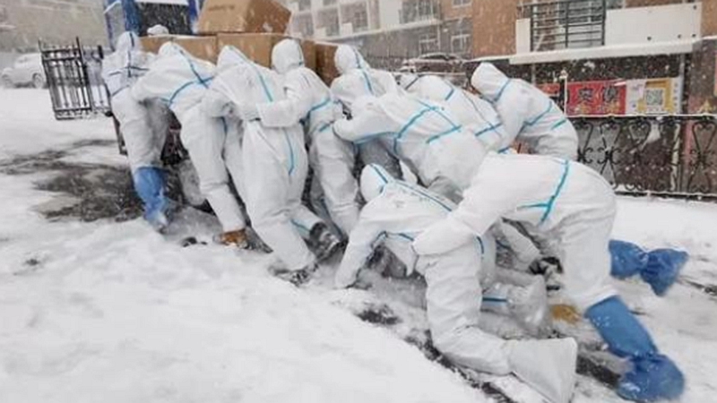 遼寧大連：逆風(fēng)而行 風(fēng)雪中&ldquo;移動(dòng)的雕塑&rdquo;