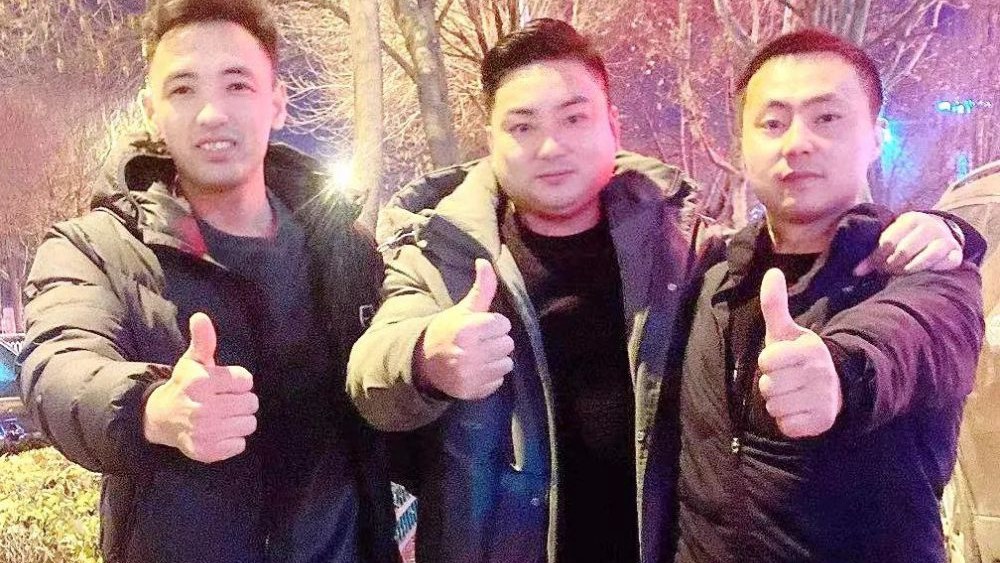 熱點快追｜路面結冰大貨車開始溜車！24塊&ldquo;救命石&rdquo;幫助緊急脫險
