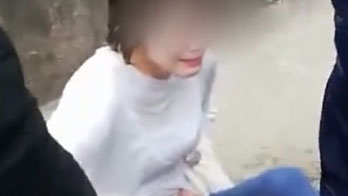 四川一女子墜河欲輕生，兩名消防員一躍而下