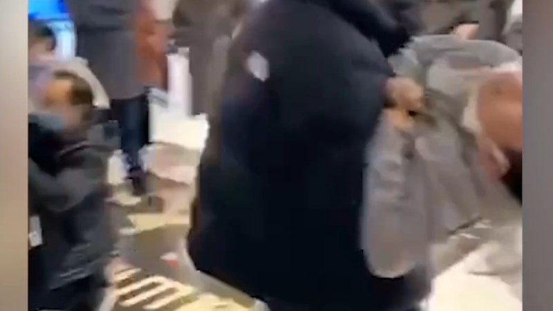 浙江一電影院發(fā)生事故多人送醫(yī)，現(xiàn)場家長懷抱兒童奔走