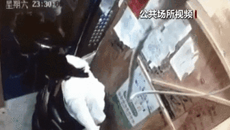 電梯內(nèi)突發(fā)自燃 電動車進樓怎么禁？ 發(fā)現(xiàn)電瓶車有起火苗頭應(yīng)立刻撤離