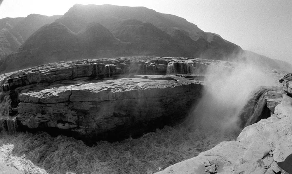 黃河壺口瀑布景色。