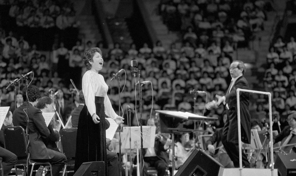 女高音歌唱家汪燕燕在香港&ldquo;黃河音樂節(jié)&rdquo;上演唱《黃河怨》。