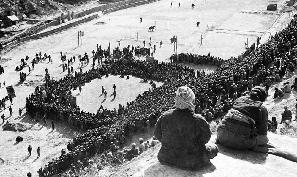 東北文代大會(huì)為慶祝斯大林70壽辰，由魯藝文工團(tuán)演出黃河大合唱。