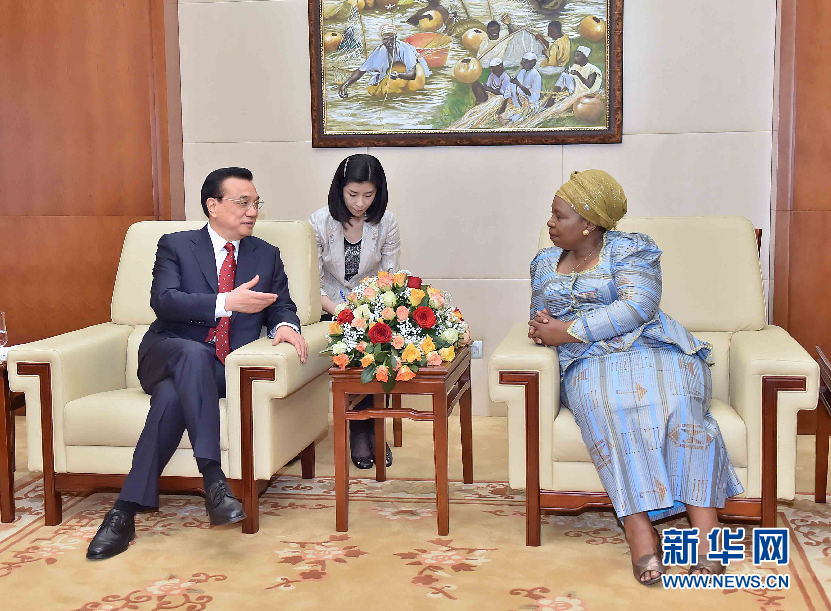 5月5日，中國國務(wù)院總理李克強(qiáng)在亞的斯亞貝巴非洲聯(lián)盟總部會(huì)見非盟委員會(huì)主席祖馬。 新華社記者李濤攝
