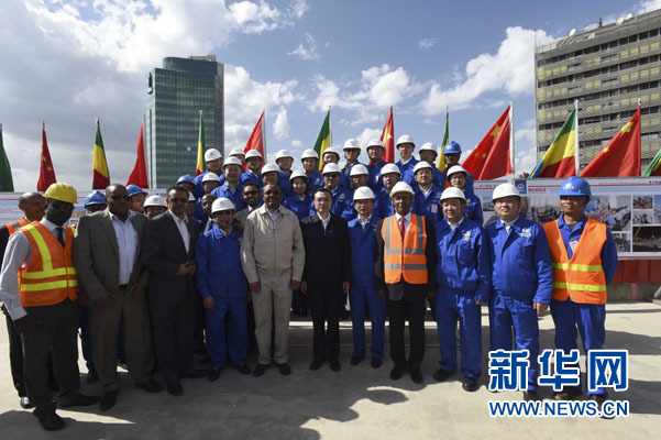 這是李克強同海爾馬里亞姆與施工人員合影留念。新華社記者 李學仁 攝