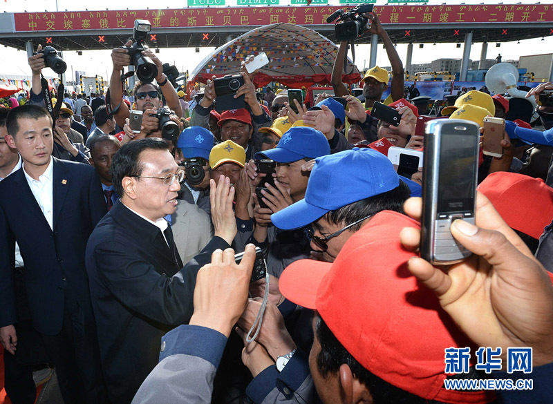 5月5日，中國國務(wù)院總理李克強(qiáng)與埃塞俄比亞總理海爾馬里亞姆共同出席亞的斯亞貝巴-阿達(dá)瑪高速公路一期竣工揭牌典禮，并為二期工程開工奠基剪彩。這是典禮結(jié)束后，李克強(qiáng)同工程施工人員親切交談。新華社記者 李濤 攝 