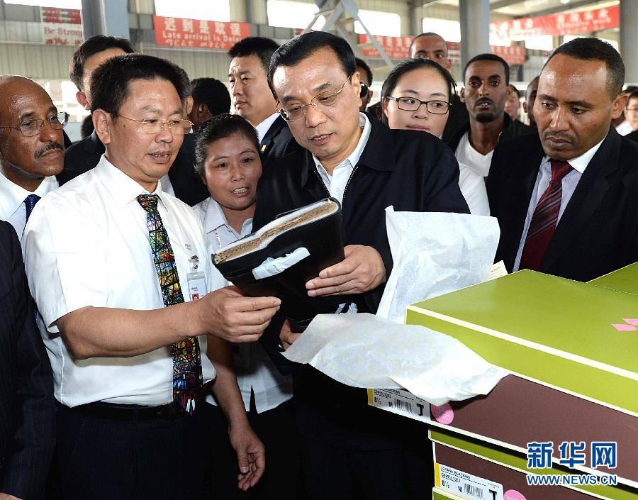 5月5日，中國國務(wù)院總理李克強在埃塞俄比亞總理海爾馬里亞姆陪同下參觀東方工業(yè)園。這是李克強在生產(chǎn)車間聽取負責人介紹生產(chǎn)情況。新華社記者 李濤 攝