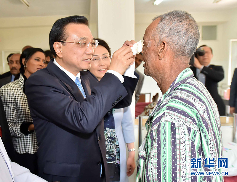 5月6日，國務(wù)院總理李克強(qiáng)與埃塞俄比亞總統(tǒng)穆拉圖一同來到亞的斯亞貝巴阿勒塔醫(yī)院，看望受益于中國免費(fèi)白內(nèi)障手術(shù)&ldquo;光明行&rdquo;活動的埃塞俄比亞患者。這是李克強(qiáng)親手為接受中國醫(yī)生手術(shù)的埃塞俄比亞白內(nèi)障患者拆開紗布。 新華社記者 李濤 攝 