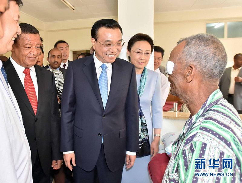 5月6日，中國國務(wù)院總理李克強(qiáng)與埃塞俄比亞總統(tǒng)穆拉圖一同來到亞的斯亞貝巴阿勒塔醫(yī)院，看望受益于中國免費(fèi)白內(nèi)障手術(shù)&ldquo;光明行&rdquo;活動的埃塞俄比亞患者。新華社記者 李濤 攝 