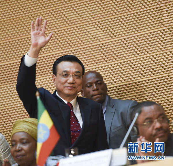 5月5日，中國國務(wù)院總理李克強(qiáng)在位于亞的斯亞貝巴的非洲聯(lián)盟總部發(fā)表題為《開創(chuàng)中非合作更加美好的未來》的演講。這是李克強(qiáng)步入會場時向聽眾揮手致意。新華社記者 李學(xué)仁 攝 