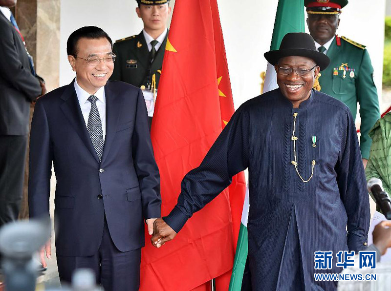 5月7日，中國(guó)國(guó)務(wù)院總理李克強(qiáng)在阿布賈與尼日利亞總統(tǒng)喬納森會(huì)談后共同會(huì)見(jiàn)記者，并回答記者提問(wèn)。 新華社記者李濤攝 