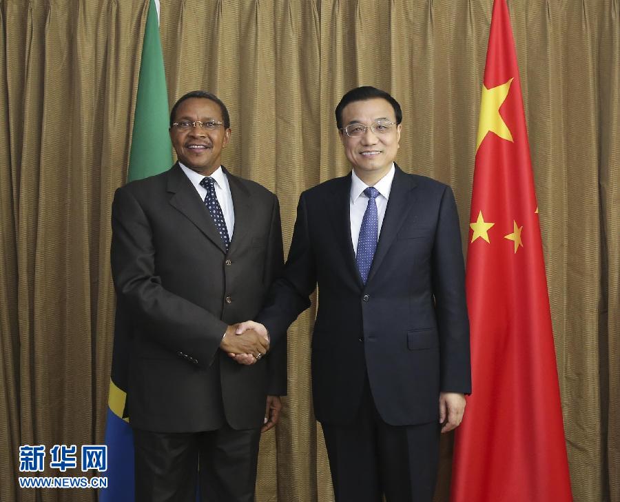  5月7日，正在尼日利亞訪問(wèn)的國(guó)務(wù)院總理李克強(qiáng)在阿布賈會(huì)見(jiàn)出席第24屆世界經(jīng)濟(jì)論壇非洲峰會(huì)全會(huì)的坦桑尼亞總統(tǒng)基奎特。 新華社記者 丁林?jǐn)z 