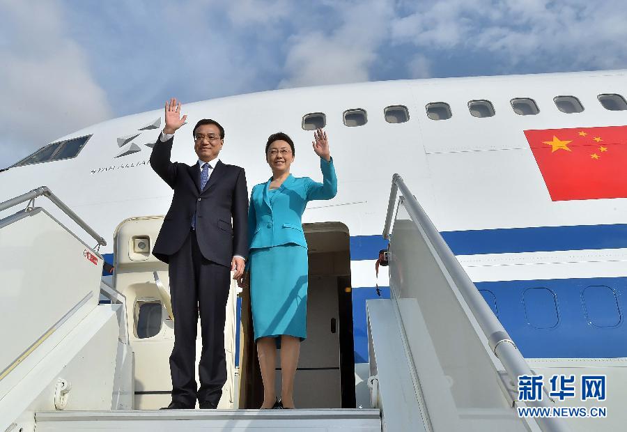 5月8日，應(yīng)安哥拉總統(tǒng)多斯桑托斯邀請(qǐng)，中國(guó)國(guó)務(wù)院總理李克強(qiáng)乘專(zhuān)機(jī)抵達(dá)羅安達(dá)二月四日國(guó)際機(jī)場(chǎng)，開(kāi)始對(duì)安哥拉進(jìn)行正式訪問(wèn)。李克強(qiáng)總理夫人程虹同機(jī)抵達(dá)。新華社記者 李濤 攝 