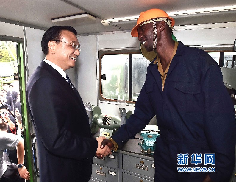 5月11日，中國國務(wù)院總理李克強(qiáng)參觀肯尼亞國家青年服務(wù)隊(duì)。這是李克強(qiáng)與服務(wù)隊(duì)隊(duì)員親切交談。 新華社記者 李濤 攝