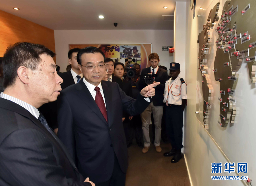 5月11日，中國國務(wù)院總理李克強(qiáng)在肯尼亞首都內(nèi)羅畢看望并慰問中央電視臺非洲分臺員工。 新華社記者 李濤 攝 