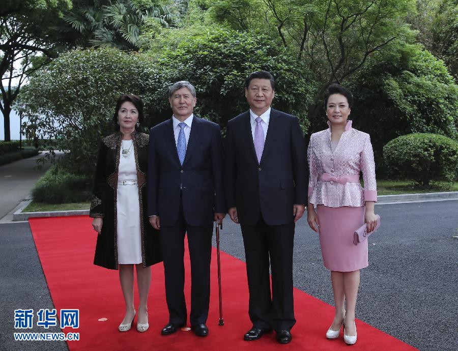 會(huì)談前，習(xí)近平在上海西郊會(huì)議中心廣場(chǎng)為阿坦巴耶夫舉行歡迎儀式。新華社記者 蘭紅光 攝 