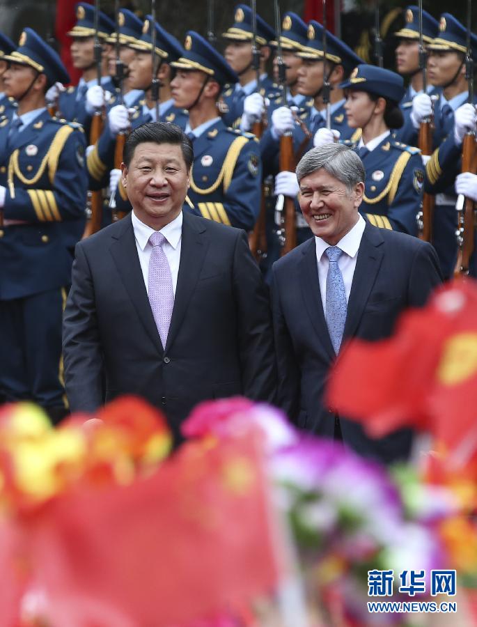 會(huì)談前，習(xí)近平在上海西郊會(huì)議中心廣場(chǎng)為阿坦巴耶夫舉行歡迎儀式。新華社記者 蘭紅光 攝 