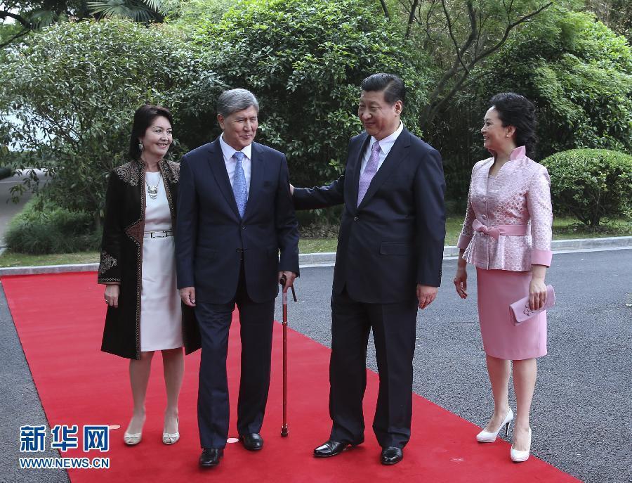 會(huì)談前，習(xí)近平在上海西郊會(huì)議中心廣場(chǎng)為阿坦巴耶夫舉行歡迎儀式。新華社記者 蘭紅光 攝 