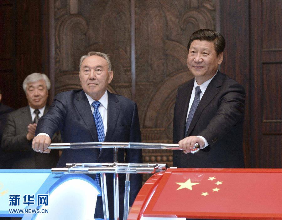5月19日，國家主席習(xí)近平在上海同哈薩克斯坦總統(tǒng)納扎爾巴耶夫舉行會談。這是會談后，兩國元首共同出席中哈連云港物流場站項目遠程投產(chǎn)儀式。新華社記者 馬占成 攝 