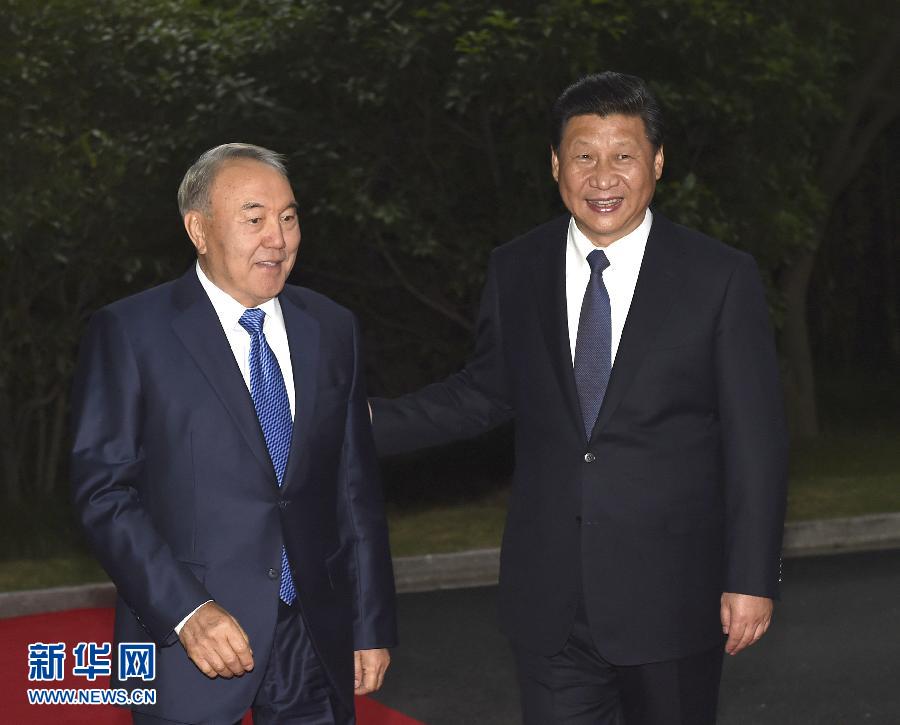 5月19日，中國國家主席習(xí)近平在上海同哈薩克斯坦總統(tǒng)納扎爾巴耶夫舉行會談。這是會談前，習(xí)近平在上海西郊會議中心廣場為納扎爾巴耶夫舉行歡迎儀式。新華社記者 馬占成 攝 