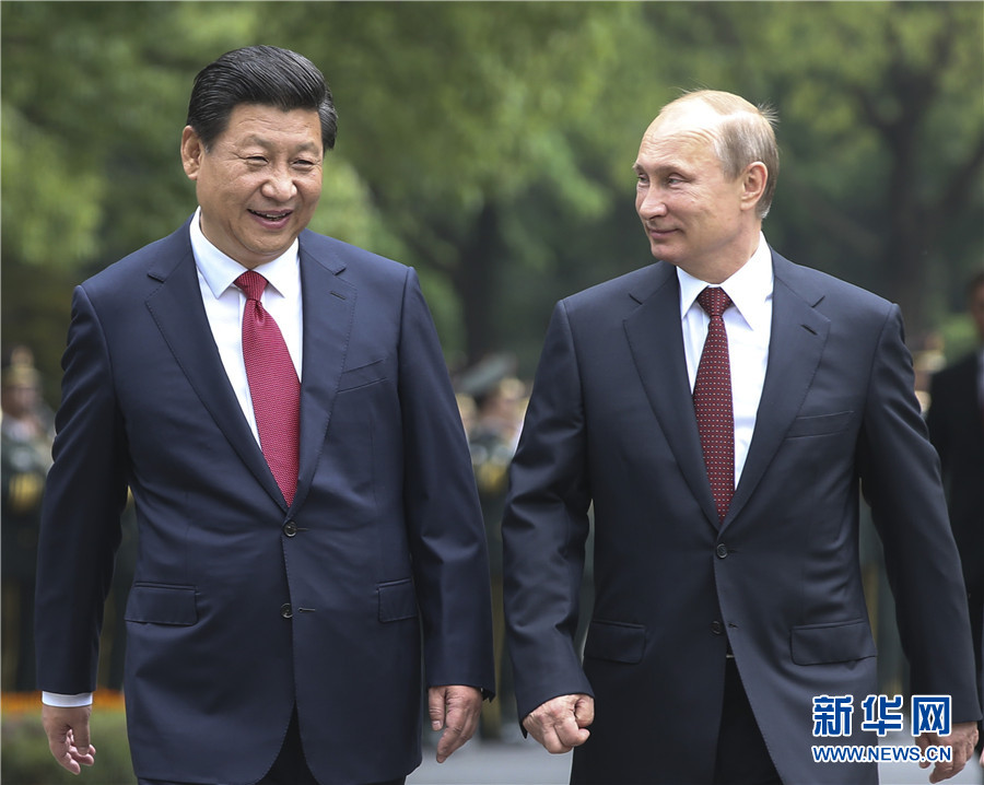 這是會(huì)談前，習(xí)近平在上海西郊會(huì)議中心廣場(chǎng)為普京舉行歡迎儀式。新華社記者 蘭紅光 攝 