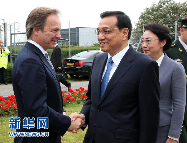 6月16日，應(yīng)英國首相卡梅倫邀請，國務(wù)院總理李克強(qiáng)乘專機(jī)抵達(dá)倫敦希思羅機(jī)場，開始對英國進(jìn)行正式訪問。李克強(qiáng)總理夫人程虹同機(jī)抵達(dá)。這是英國政府高級官員到機(jī)場迎接李克強(qiáng)總理和夫人。新華社記者 龐興雷 攝