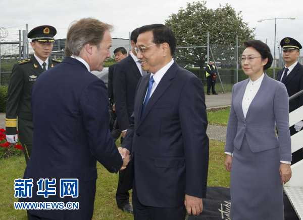 6月16日，應(yīng)英國首相卡梅倫邀請，國務(wù)院總理李克強(qiáng)乘專機(jī)抵達(dá)倫敦希思羅機(jī)場，開始對英國進(jìn)行正式訪問。李克強(qiáng)總理夫人程虹同機(jī)抵達(dá)。這是英國政府高級官員到機(jī)場迎接李克強(qiáng)總理和夫人。新華社記者 黃敬文 攝