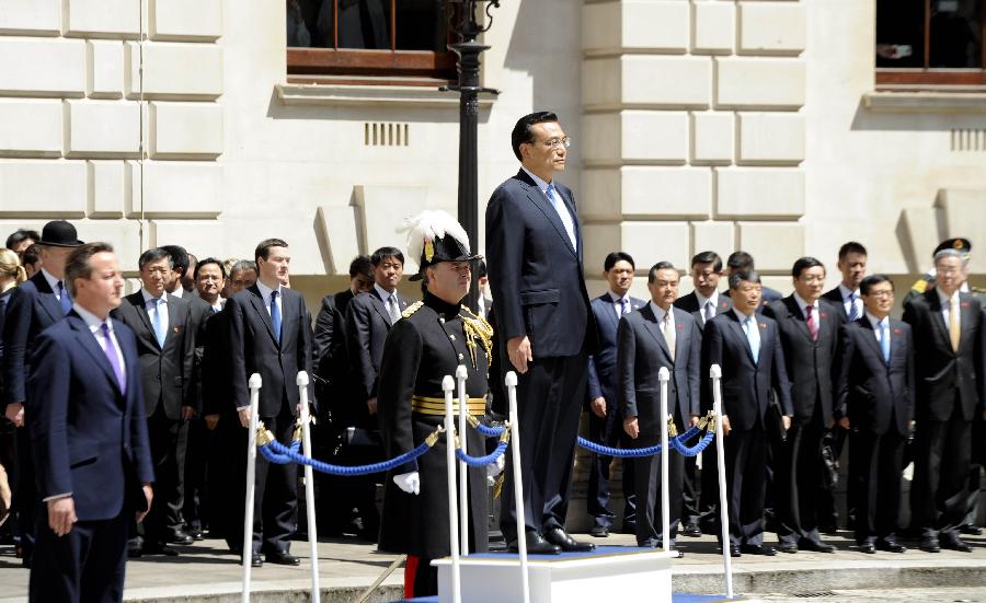 6月17日，中國國務(wù)院總理李克強(qiáng)在倫敦唐寧街10號首相府同英國首相卡梅倫舉行中英總理年度會晤。這是會晤前，卡梅倫為李克強(qiáng)舉行隆重的歡迎儀式。新華社記者 張鐸 攝 