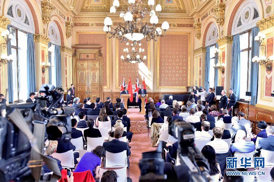 6月17日，中國國務(wù)院總理李克強(qiáng)同英國首相卡梅倫在倫敦舉行中英總理年度會(huì)晤后共同會(huì)見記者。新華社記者 李濤 攝