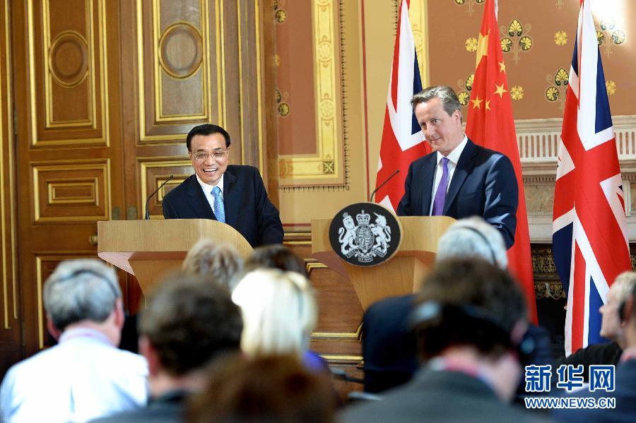 6月17日，中國國務(wù)院總理李克強(qiáng)同英國首相卡梅倫在倫敦舉行中英總理年度會(huì)晤后共同會(huì)見記者。新華社記者 李濤 攝