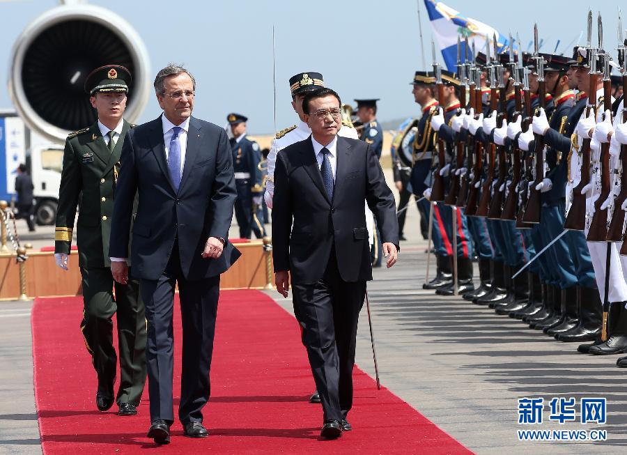 6月19日，國務(wù)院總理李克強(qiáng)乘專機(jī)抵達(dá)雅典國際機(jī)場，開始對希臘進(jìn)行正式訪問。希臘總理薩馬拉斯在機(jī)場為李克強(qiáng)舉行隆重的歡迎儀式。這是李克強(qiáng)在薩馬拉斯的陪同下檢閱儀仗隊。新華社記者 龐興雷 攝