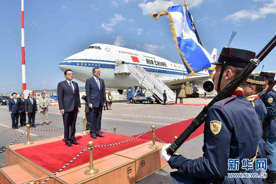 6月19日，國務(wù)院總理李克強(qiáng)乘專機(jī)抵達(dá)雅典國際機(jī)場，開始對希臘進(jìn)行正式訪問。希臘總理薩馬拉斯在機(jī)場為李克強(qiáng)舉行隆重的歡迎儀式。新華社記者 李濤 攝