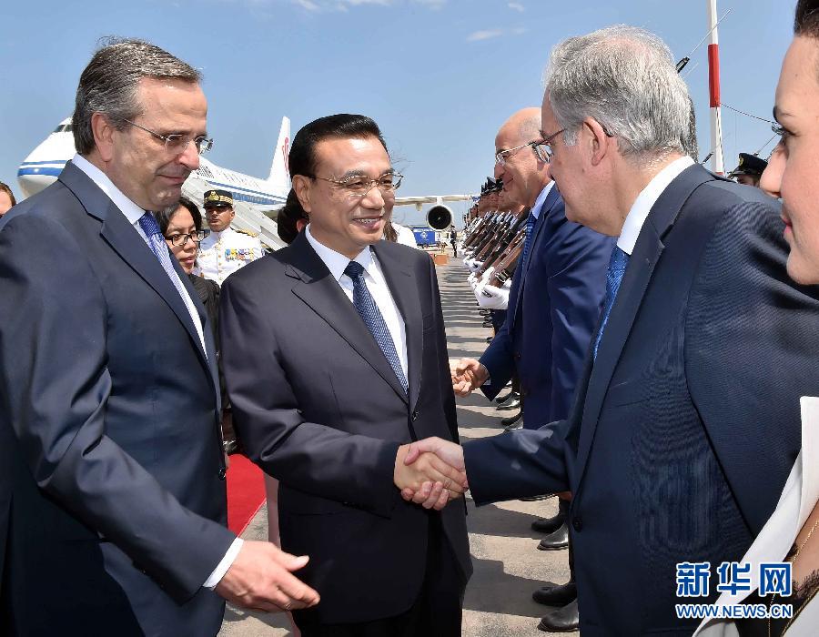6月19日，國務(wù)院總理李克強(qiáng)乘專機(jī)抵達(dá)雅典國際機(jī)場，開始對希臘進(jìn)行正式訪問。希臘總理薩馬拉斯在機(jī)場為李克強(qiáng)舉行隆重的歡迎儀式。新華社記者 李濤 攝
