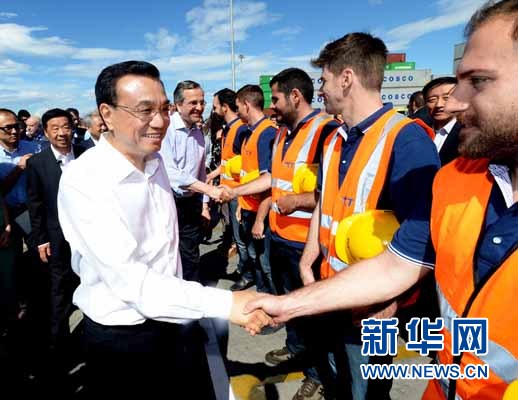 6月20日，國(guó)務(wù)院總理李克強(qiáng)與希臘總理薩馬拉斯共同考察中國(guó)遠(yuǎn)洋運(yùn)輸集團(tuán)比雷埃夫斯集裝箱碼頭。這是李克強(qiáng)和薩馬拉斯來到3號(hào)碼頭，同碼頭工人親切交流。新華社記者 李濤 攝 