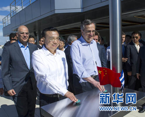 這是李克強(qiáng)與薩馬拉斯共同發(fā)出指令，一列滿載中國(guó)貨物的列車緩緩駛出比雷埃夫斯港，開往中東歐目的地。新華社記者 王曄 攝