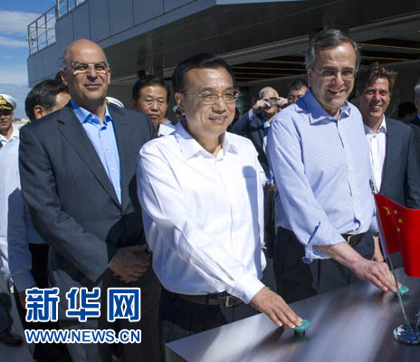 這是李克強(qiáng)與薩馬拉斯共同發(fā)出指令，一列滿載中國(guó)貨物的列車緩緩駛出比雷埃夫斯港，開往中東歐目的地。新華社記者 王曄 攝