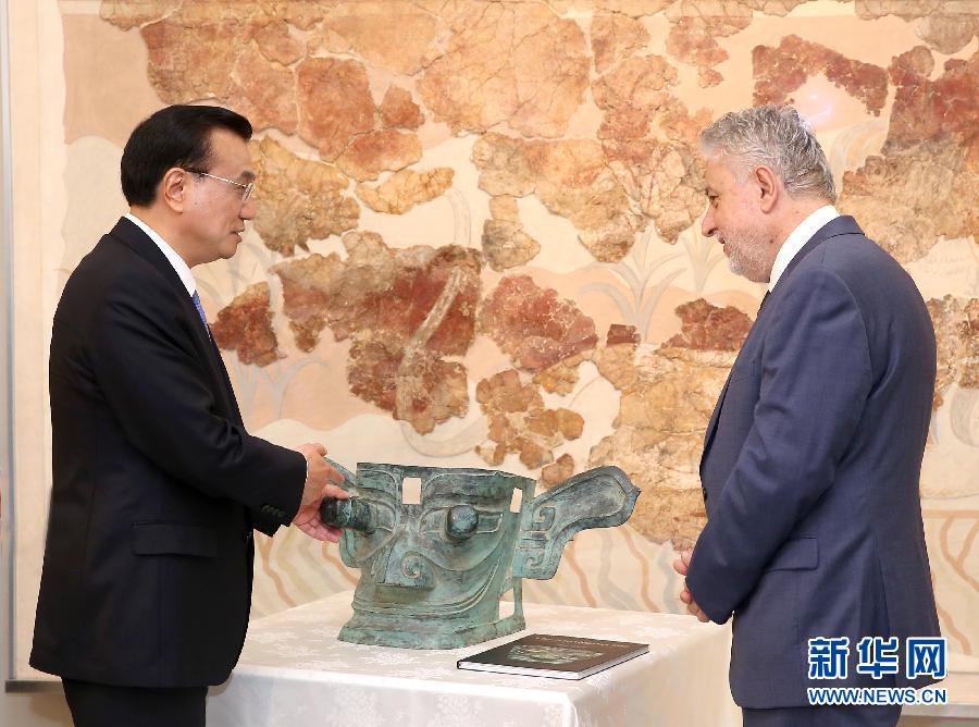 6月21日，國務(wù)院總理李克強與希臘總理薩馬拉斯共同出席希臘伊拉克利翁博物館新館開館儀式并發(fā)表講話。這是李克強向伊拉克利翁博物館贈送三星堆出土文物復(fù)制品。新華社記者 龐興雷 攝 