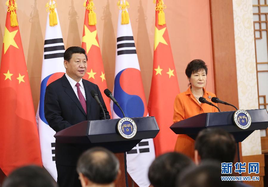 7月3日，國(guó)家主席習(xí)近平在首爾同韓國(guó)總統(tǒng)樸槿惠舉行會(huì)談。會(huì)談后，兩國(guó)元首共同會(huì)見記者。 新華社記者姚大偉攝