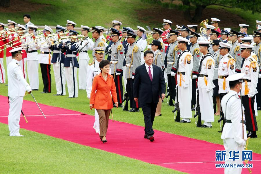 7月3日，國(guó)家主席習(xí)近平在首爾同韓國(guó)總統(tǒng)樸槿惠舉行會(huì)談。會(huì)談前，樸槿惠在青瓦臺(tái)總統(tǒng)府為習(xí)近平舉行隆重歡迎儀式。 新華社記者姚大偉攝