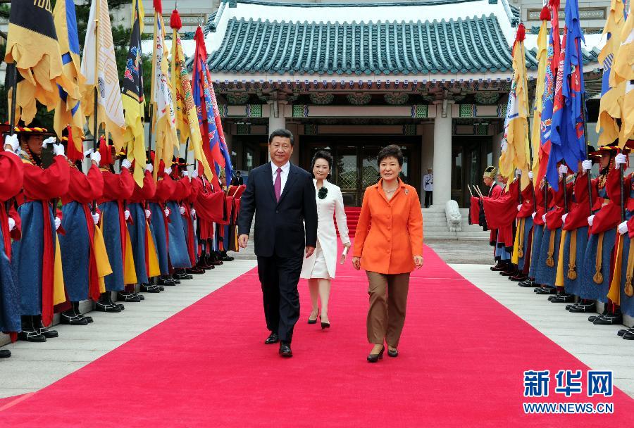7月3日，國(guó)家主席習(xí)近平在首爾同韓國(guó)總統(tǒng)樸槿惠舉行會(huì)談。會(huì)談前，樸槿惠在青瓦臺(tái)總統(tǒng)府為習(xí)近平舉行隆重歡迎儀式。 新華社記者饒愛民攝 