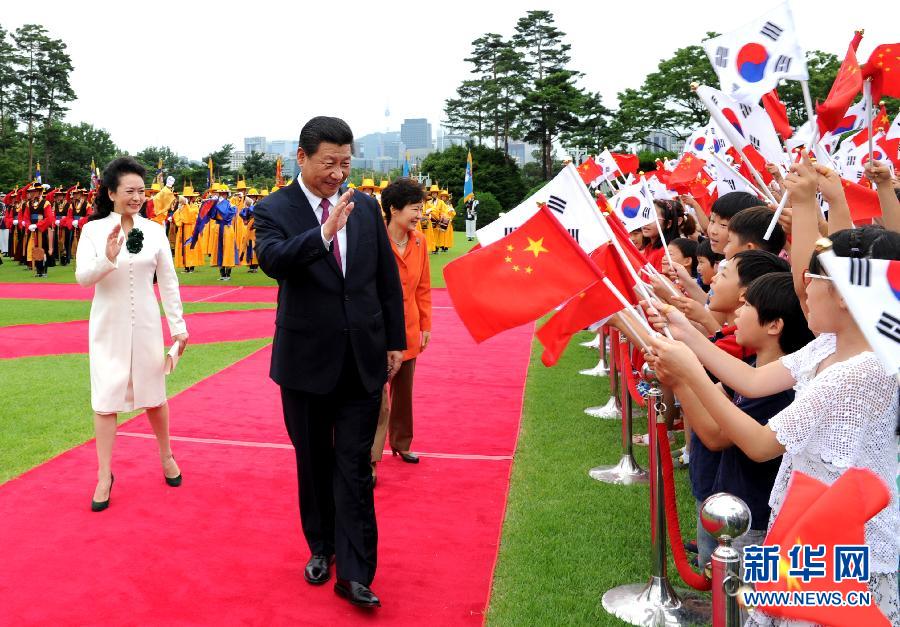 7月3日，國(guó)家主席習(xí)近平在首爾同韓國(guó)總統(tǒng)樸槿惠舉行會(huì)談。會(huì)談前，樸槿惠在青瓦臺(tái)總統(tǒng)府為習(xí)近平舉行隆重歡迎儀式。 新華社記者饒愛民攝 